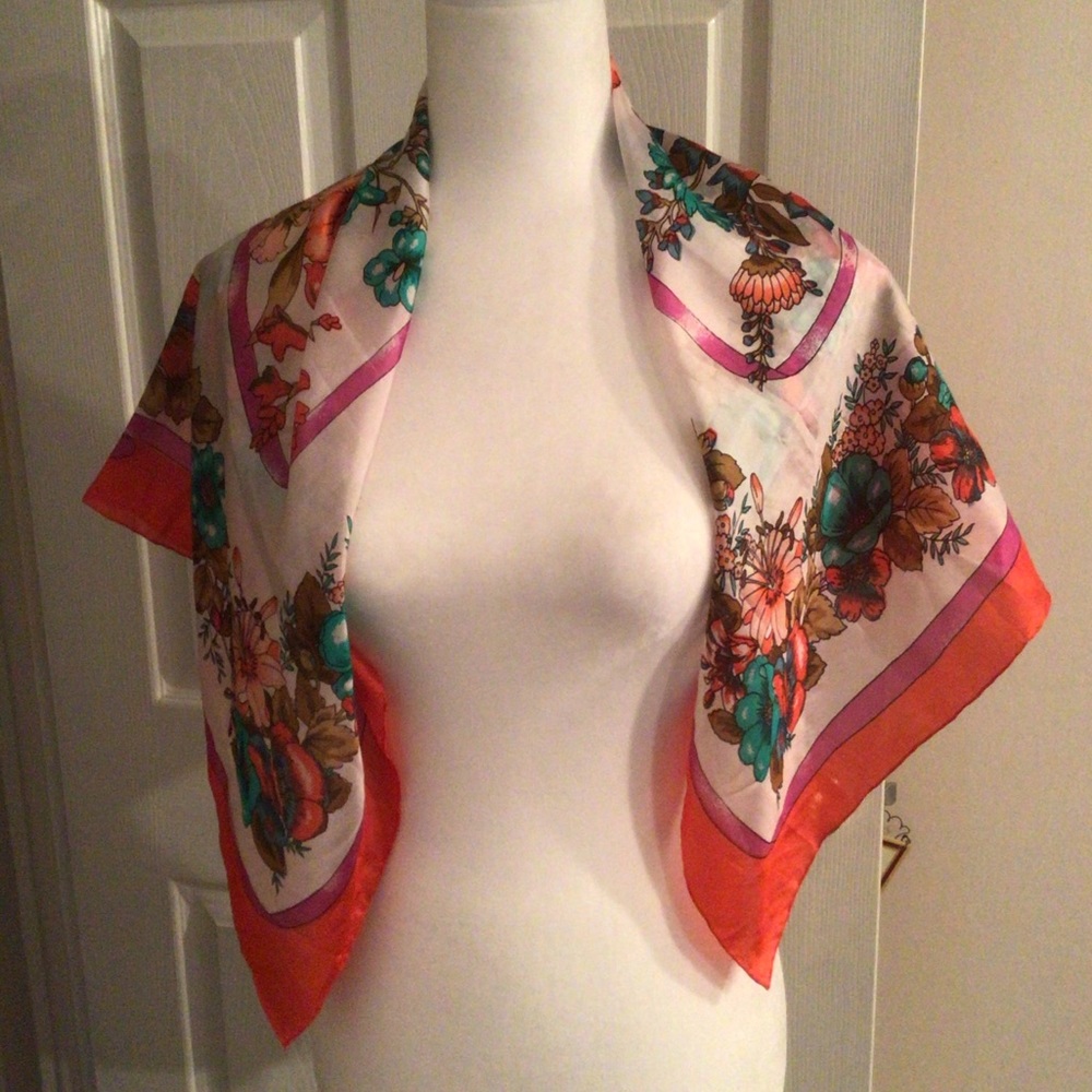BEAUTIFUL VINTAGE FLORAL SCARF